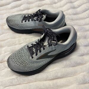 Brooks Women’s Gray and Black Athletic Shoes! In good condition